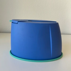 Tupperware - Praktisk Tupperware box i blått och turkost, perfekt för förvaring av torrvaror. Lätt att öppna och stänga, med fönster för enkel överblick. Bra skick. Rymmer 1.2L