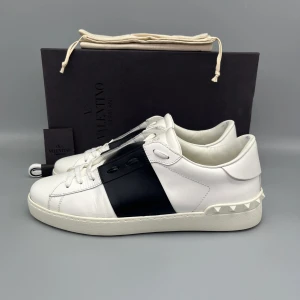 Valentino Open Sneaker Svart - • The shoes have only been worn a few times and are in like-new condition  • Size: 44 (fits 44.5–45)  • Color: Black  • Retail price: 7280 SEK / 590€  • Box, dustbag, new laces & valentino card included