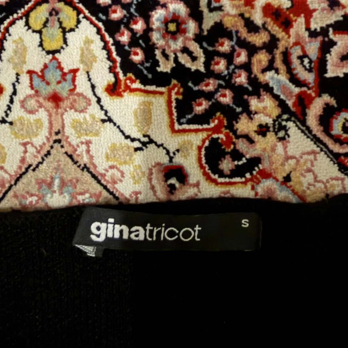 Svart kofta med knappar från Gina Tricot - 1