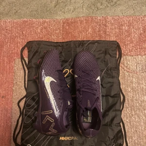 Nike Mercurial - Säljer dessa snygga Nike air zoom mercurial vapor 16 elite fg Mbappe edition, dem är i size EU 43, skorna är bara använda 2 gånger och det var på 1 träning och 1 match men tyvärr åkte jag på korsbandsskada så nu kommer jag vara borta ett tag från fotbollen så jag väljer nu att sälja dem då jag inte kommer ha någon användning av dem, box, dustbag för skorna ingår, ny pris på dessa är 3499kr,  pris kan diskuteras!! Tveka inte att skriva!!
