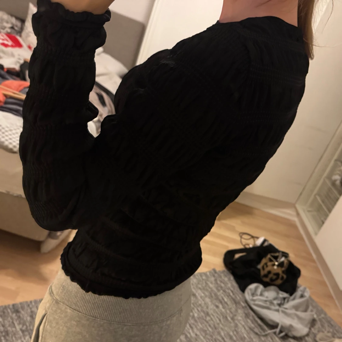 Svart ribbad långärmad tröja - 2