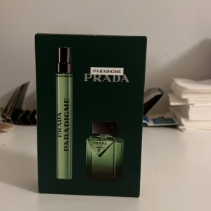 Prada Paradigme parfymset - Upptäck Prada Paradigme i ett stilrent set med både miniflaska och spray. Perfekt för dig som vill ha lyxig känsla i vardagen eller på språng. Snygg grön design och exklusiv känsla från Prada Milano.