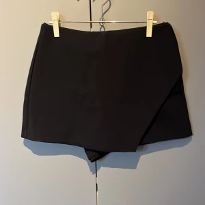 Kostym shorts/kjol - Säljer jättefina kostym shorts/kjol från Zara som tyvärr är för små💗 perfekt till alla tillfällen