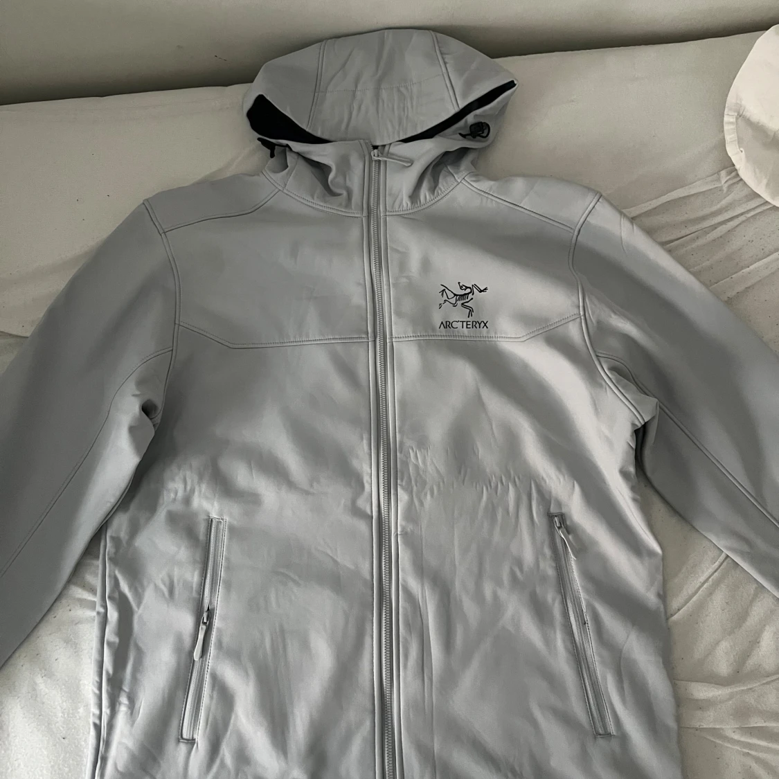 Ljusgrå vindjacka från Arc'teryx