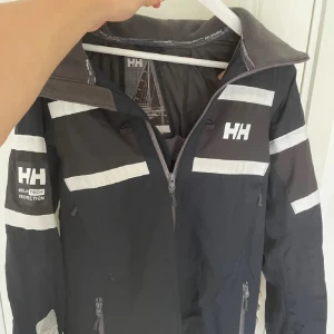 Helly Hansen jacka - Sjukt snygg och fräsch Helly Hansen jacka. | Perfekt när de regnar ute eller blåser och perfekt nu till hösten. | Mycket fint skick. | Sitter som en stor S eller M. | Hör av er vid frågor!🌟