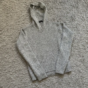 Stickad hoodie - Säljer en riktigt fet stickad hoodie. Riktigt snygg färg skön hoodie. Inga defekter, topp skick, 9/10 skick. Något liten i storlek. Skriv om du är intresserad 🙌