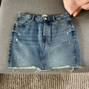 Kort kjol  - Fin kort kjol som inte kommer till användning än. Sitter bra i storleken. Nypris 539kr 