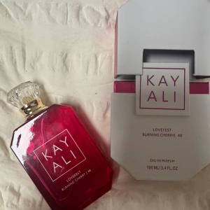 Kayali Lovefest Burning Cherry 100ml - Kayali Lovefest Burning Cherry 48 Eau de Parfum i snygg röd flaska. Volymen är 100 ml (3.4 fl. oz). Perfekt för dig som vill sticka ut med en trendig doft från ett populärt varumärke.