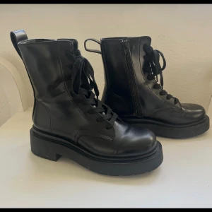 Svarta kängor  - Svarta kängor som passar perfekt nu till hösten. Knappt använda där av i nyskick!!💕💕 Storlek 36