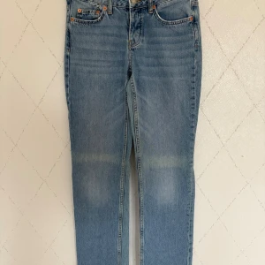 Ljusblå jeans från 157 i XS - Säljer ett par klassiska ljusblå jeans från 157 i storlek XS. Jeansen har raka ben, fem fickor och snygga slitningar framtill. De är tillverkade i bomull och har en tidlös look som passar till allt. Perfekta för dig som gillar enkel och stilren denim.