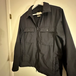 East West Cardigan - Säljer nu min feta cardigan för ett rimligt pris. Den är i toppen skick och har bara använts fåtal gånger, skick 10/10! Priset är inte hugget i sten så kom med bud!