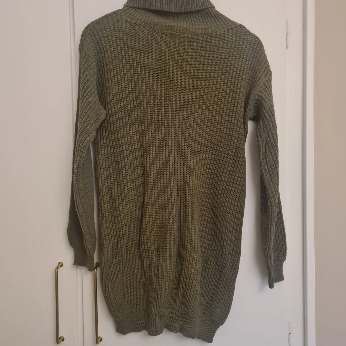 Olivgrön polotröja från Boohoo  - 4