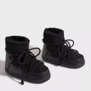 Svarta Moon Boots från Inuikii - Moon Boots i helsvart från Inuikii med grov snörning och platt sula. Utsidan är i skinn och mocka, insidan är fodrad för extra värme. Perfekt för kalla vinterdagar och har en chunky look som sticker ut 🖤nypris: 2999 kr 