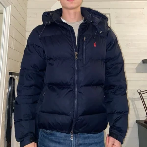 Ralph Lauren puffer jacket - Mycket fint skick, enda defekten är ett litet hål, syns på sista bilden. Storlek M, normal i storleken. Kom gärna med prisförslag eller andra frågor!