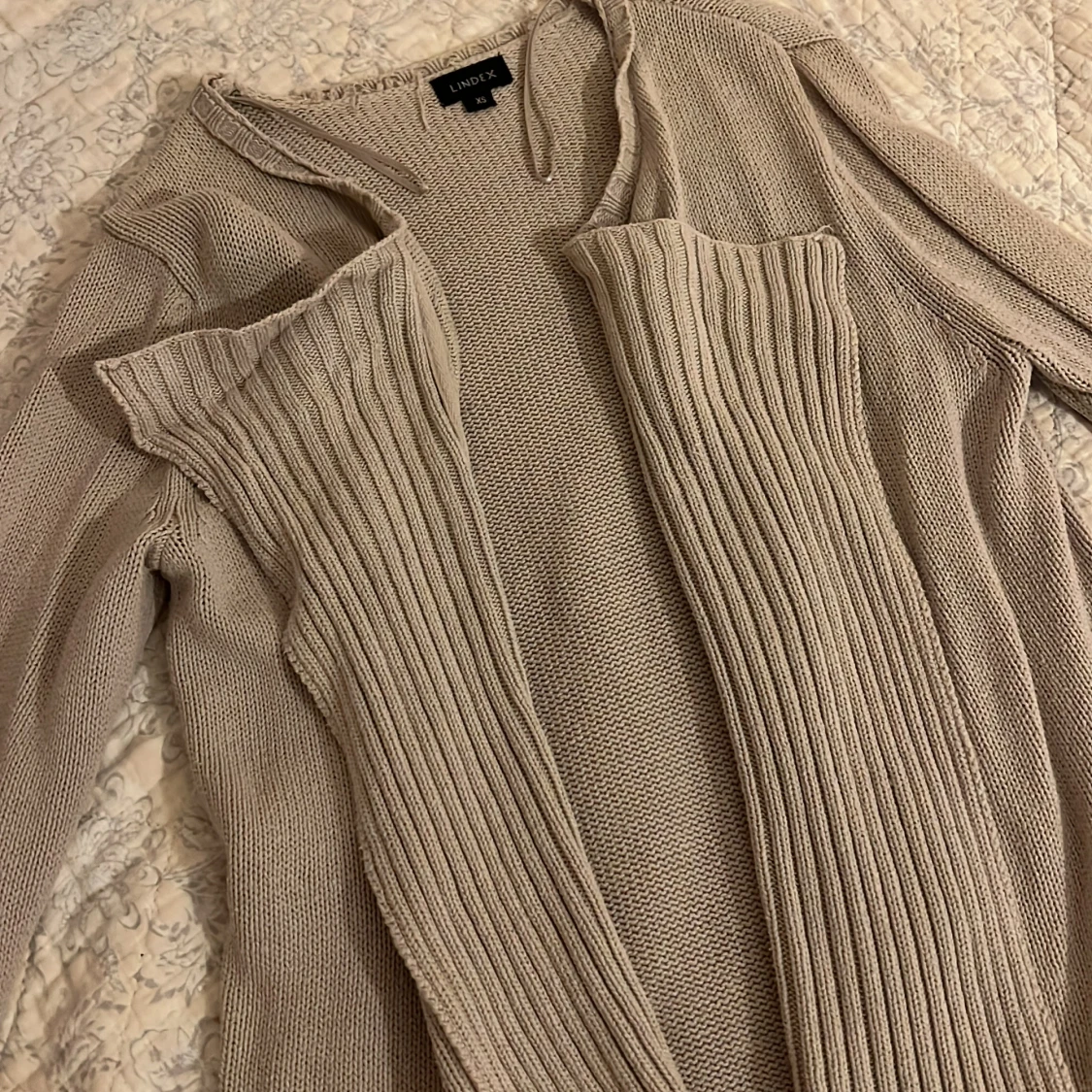 Beige stickad kofta från Lindex - 2