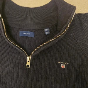 Gant halfzip tröja - Snygg halfzip Gant mörkblå tröja i blått. Jag på bilden är 180 lång. Det står att det är storlek 158-164 cm, men jag skulle säga att det snarare är Small. Skriv om du undrar något! 🤩