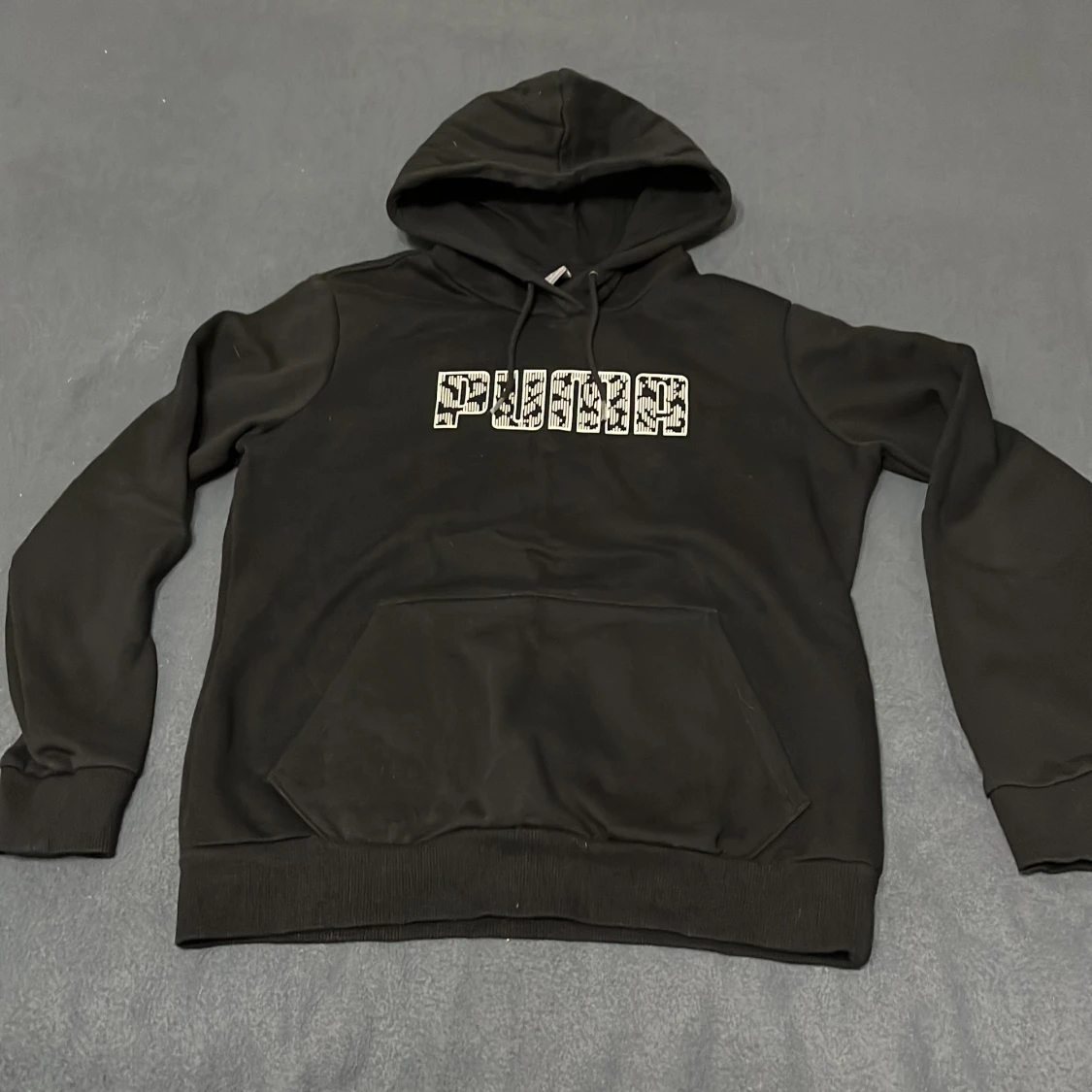 Svart hoodie från Puma med leopardtryck