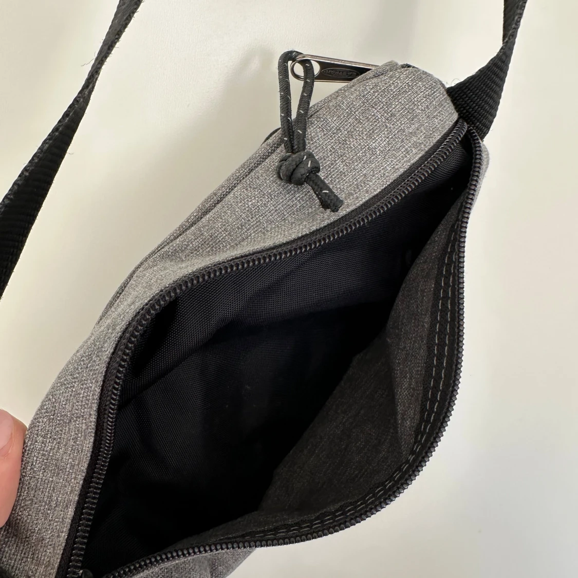 Grå axelväska från Eastpak / Magväska - 3