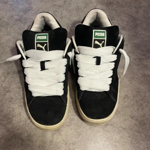 Puma skor - Svart/gröna puma skor. Väl använda och tecken på användning både i och utanpå, nyköpta snören