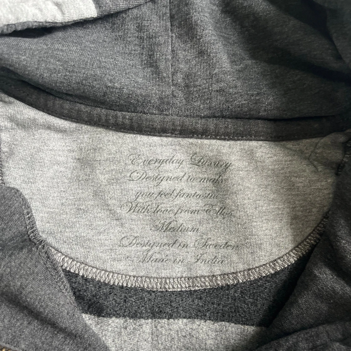 Grå randig hoodie  - 2