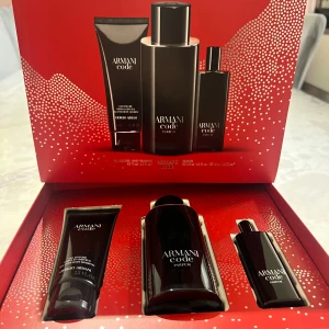 Armani Code Parfum Gift Set 120/125ml - Snygg presentbox med Armani Code Parfum (125 ml), duschgel (75 ml) och en smidig miniflaska (15 ml). Perfekt för dig som vill ha en stilren och modern doftupplevelse i både vardagen och på resan. OBS kvar 120 ml i flaskan jag använder 5ml nästan.