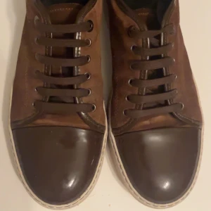 Bruna Lanvin cap toe - Säljer ett par snygga bruna Lanvins i storlek UK 7! Men skulle säga att de sitter som 42/47. PRIS KAN DISKUTERAS! Innan dem skickas kommer jag tvätta dom och se till de är fina! Perfekt för dig som gillar stilrena och exklusiva sneakers med lyxig känsla. Hör av dig om du har frågor!