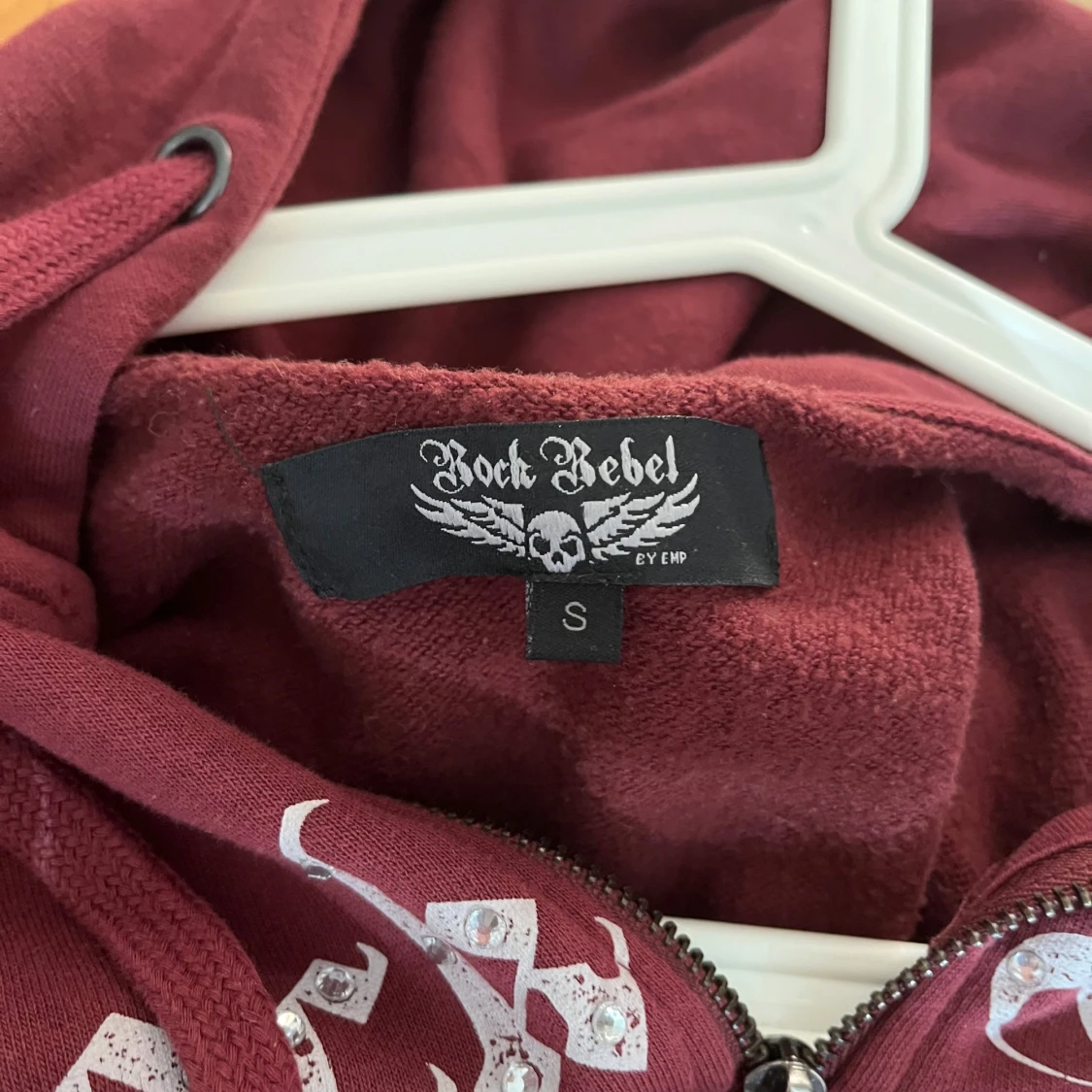 Vinröd hoodie Rock Rebel med tryck - 2