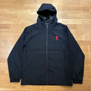 Ami Paris Windbreaker  - Tja, säljer nu min feta Ami Paris Windbreaker!  Använd fåtal gånger o har inga defekter   Hör av dig vid funderingar