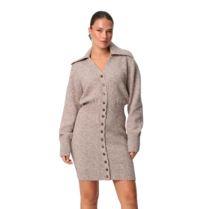 Adoore klänning - Bern Knitted Adoore klänning som såldes slut i somras och inte finns tillgänglig att köpa längre. Har aldrig använt den, den är ny utan prislappen. Har inga defekter. Osäker på om jag ska sälja men behöver spara ihop till studenten. Kontakta mig gärna vid frågor💕☺️