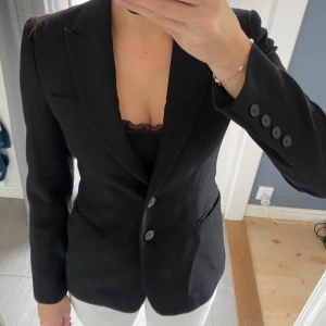 Svart kavaj från Stefanel - Snygg svart kavaj från Stefanel med klassisk passform i storlek S