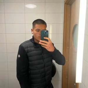 Moncler cardigan - Moncler cardigan svart i storlek S, skick 9/10. Både Nfc och qr scan finns!! Hör av R för fler bilder eller andra funderingar