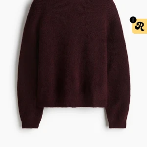 Vinröd stickad tröja med lång ärm - Mysig vinröd stickad tröja från H&M med rund hals och långa ärmar. Säljer den för 149kr och den är i storlek M. Perfekt nu inför vintern och hösten 💕💕