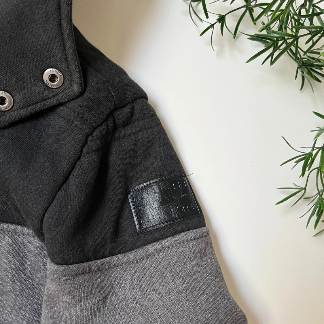 Grå teddyjacka från Hollister (strl S) - 3