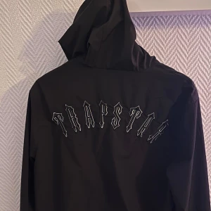 Svart vindjacka från Trapstar - Trapstar jacka äkta dock tagit bort runda märket där det står trapstar och snören eftersom personligen tycker det ser bättre ut utan 