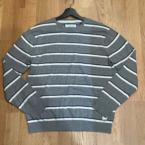 Stickad tröja/Kofta - Säljer nu en otroligt skön kofta i stickat material, den har ett blå vitt randigt mönster och har ett sjukt bra skick! Pris är diskuterbart😁