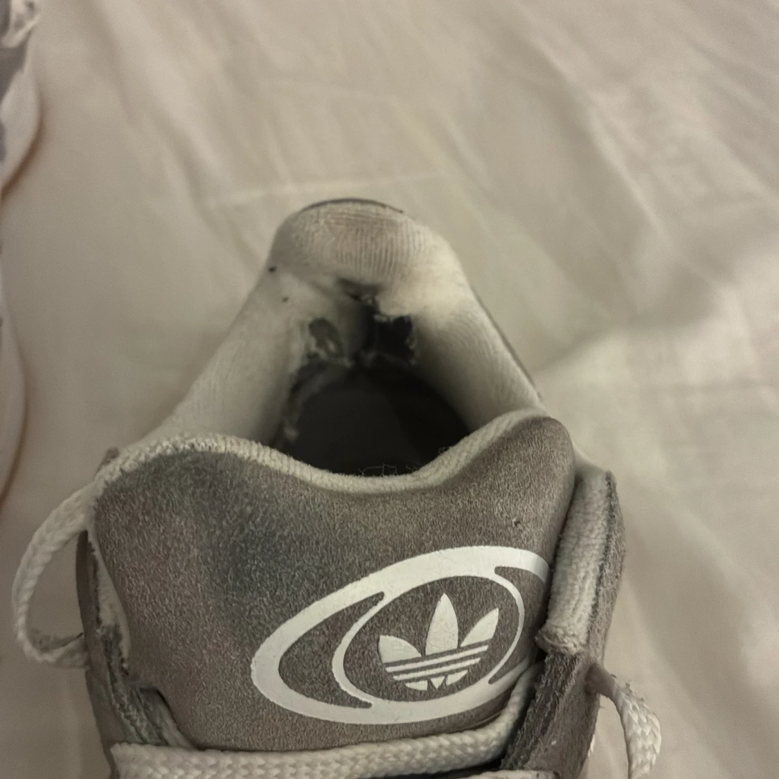 Gråa Adidas sneakers med vit logga - 2