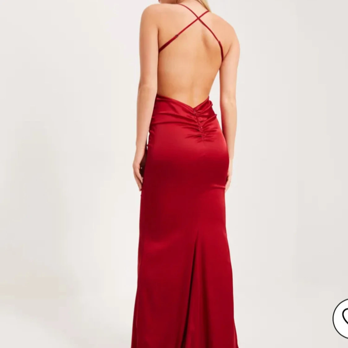 Röd långklänning med öppen rygg - 1