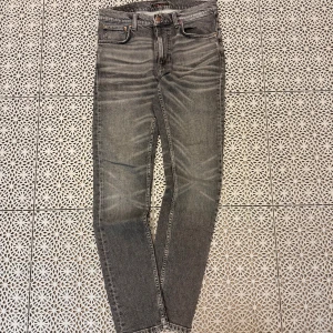 Nudie jeans  - Snygga grå jeans från Nudie med slim passform. Jeansen är i modellen Lean Dean och storlek W30/L32. Nypris 1600kr mitt pris 1000kr