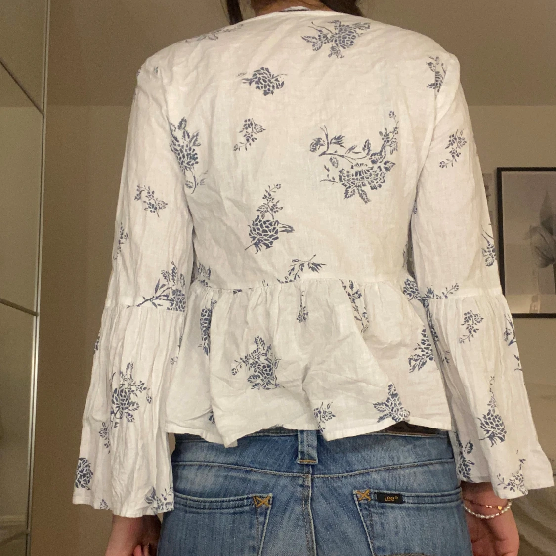 Vit blommig blus med v-ringning - 1