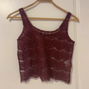 Vinröd spetsig linnetopp - Vinröd linnetopp i spets med vågigt mönster