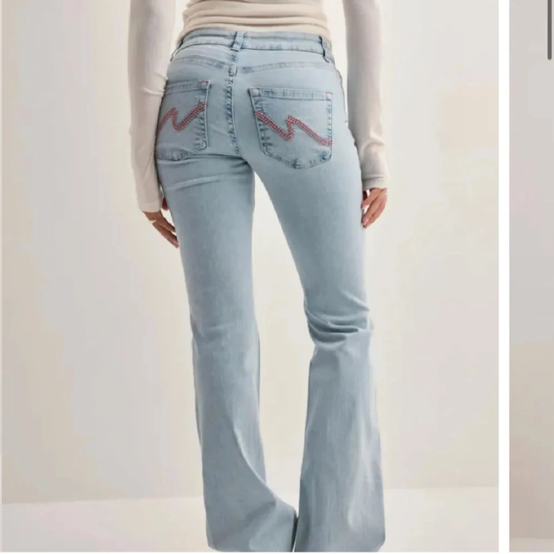 Bootcut ljusblå jeans med slitningar - 1