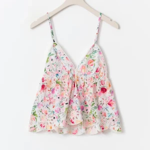 Blommig linnetopp från Gina  - Säljer en superfin blommig linnetopp med tunna axelband och v-ringad hals. Toppen har spetsdetaljer och ett luftigt, flowy tyg i ljusa färger som rosa, grön och vit. Perfekt för varma dagar och ger en romantisk vibe till din outfit. Om du har frågor skicka🩷