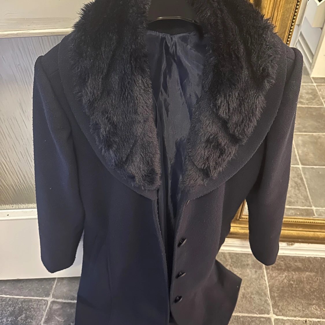 Marinblå kappa med fuskpäls  - 1
