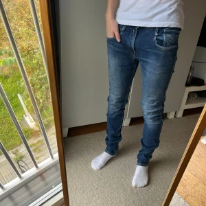 Replay anbass jeans - Tja! Säljer detta feta paret jeans från Replay!|Modell: Anbass| Mycket gott skick!| Pris alltid diskuterbart!| Vid minsta fråga tveka inte att kontakta mig!| //Nils- köp efter 25/10 kommer skickas 30/10!