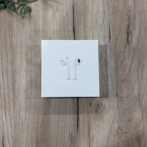 Apple AirPods Wireless Charging Case - Säljer ett par Apple AirPods med trådlöst laddningsetui, helt ny i oöppnad originalförpackning. Kompatibel med iOS-enheter, Apple Watch och Mac. Perfekt för dig som vill ha trådlös frihet och enkel anslutning. Inga synliga defekter eller slitage på kartongen.