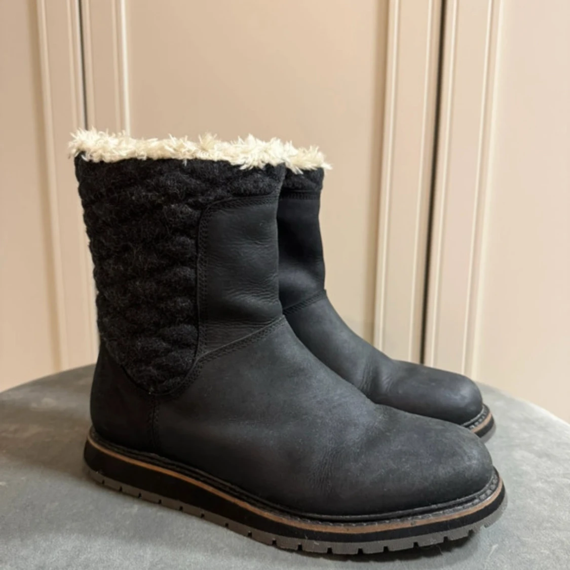 Svarta Helly Hansen boots med fuskpäls stl 37,5 (nyskick)