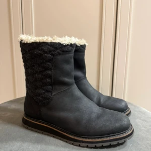 Svarta Helly Hansen boots med fuskpäls stl 37,5 (nyskick) - Varmfodrade vinterstövlar i svart läder från Helly Hansen, modell Seraphina. Vattentäta, bekväma och i mycket bra skick – nästan som nya.  Nypris ca 1 400–1 700 kr. Mitt pris: 450kr  👢 Storlek: 37,5 ✨ Skick: Mycket bra – sparsamt använda, nästan som nya. 💧 Vattentäta och