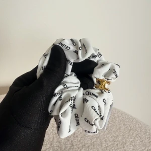 Scrunchie  - Finns även i svart! 