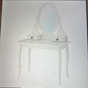 Sminkbord med spegel och lådor - Elegant vitt sminkbord med stor oval spegel och tre praktiska lådor för förvaring av smink och tillbehör. Bordet har fina detaljer och är i gott skick, perfekt för sovrum eller dressing room. Mått: 158x100x50 cm. Inga synliga defekter eller slitage.