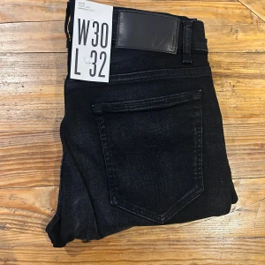 Svarta jeans från tiger of Sweden  - Säljer dessa jeans från tiger of sweden, de är aldrig använda och är helt nya. Nypris ligger på 1200 kr, vi säljer de för samma skick fast 499 kr. Hör av er om ni har några funderingar, och kom gärna med bud!